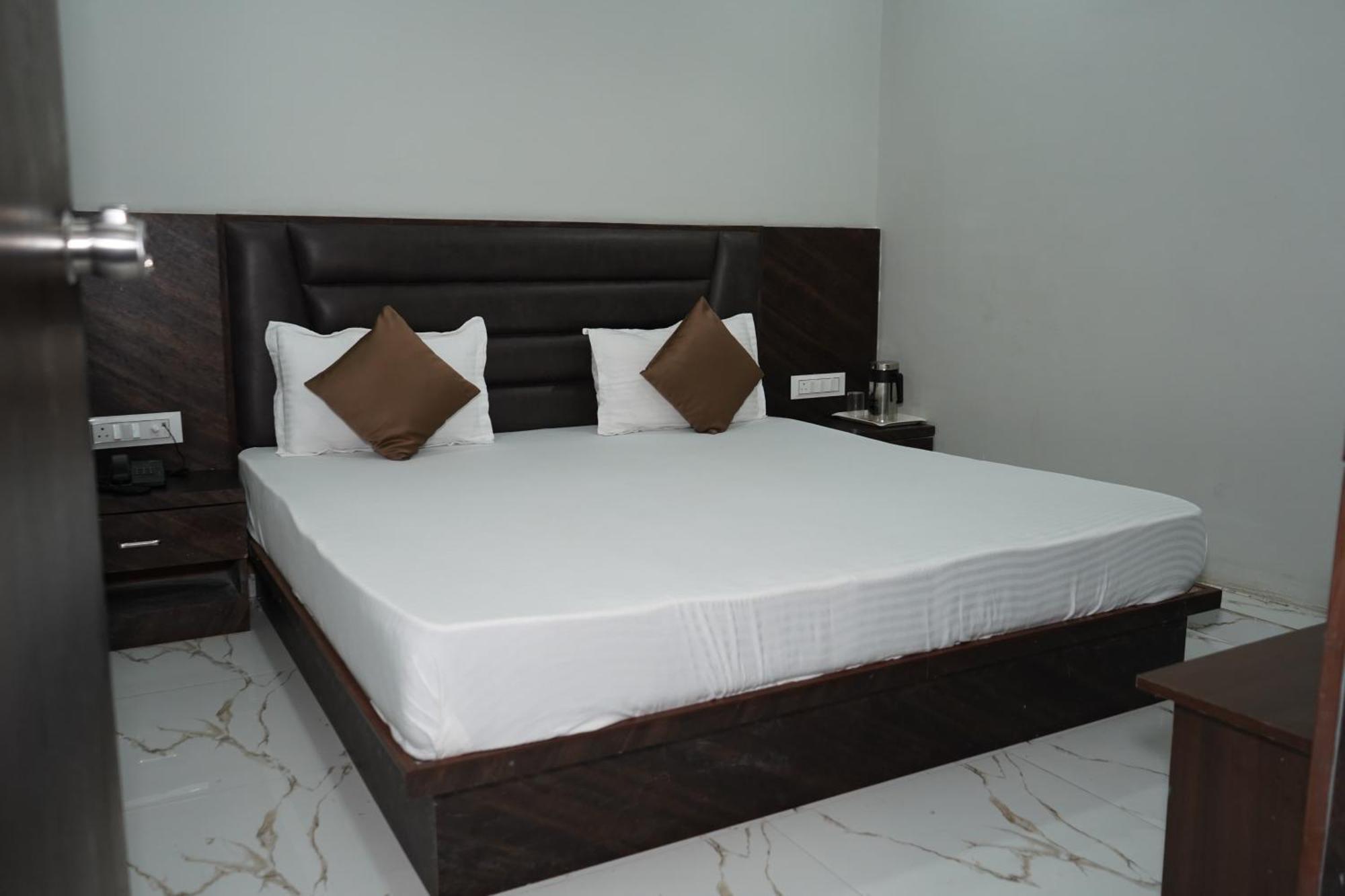 Hotel Pr Villa Gandhinagar Luaran gambar